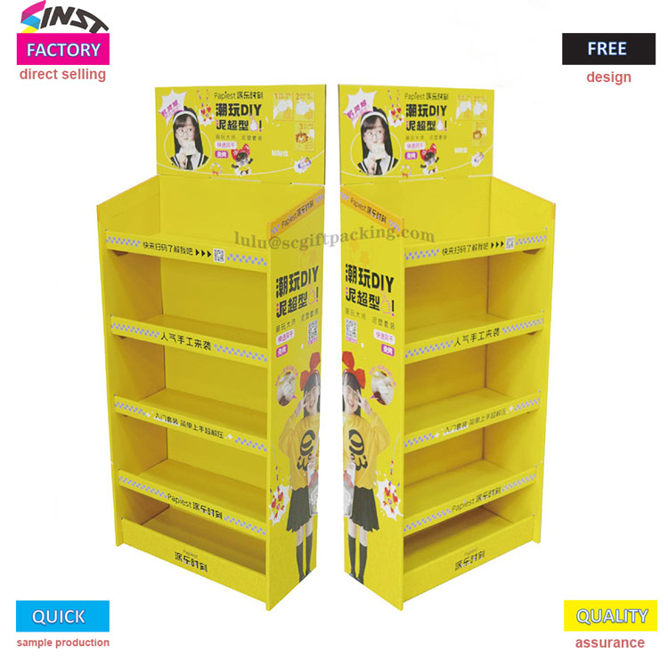 سپر مارکیٹ میں چھوٹے پیلے رنگ کے گتے ڈسپلے ریک میں آگ لگی ہے!