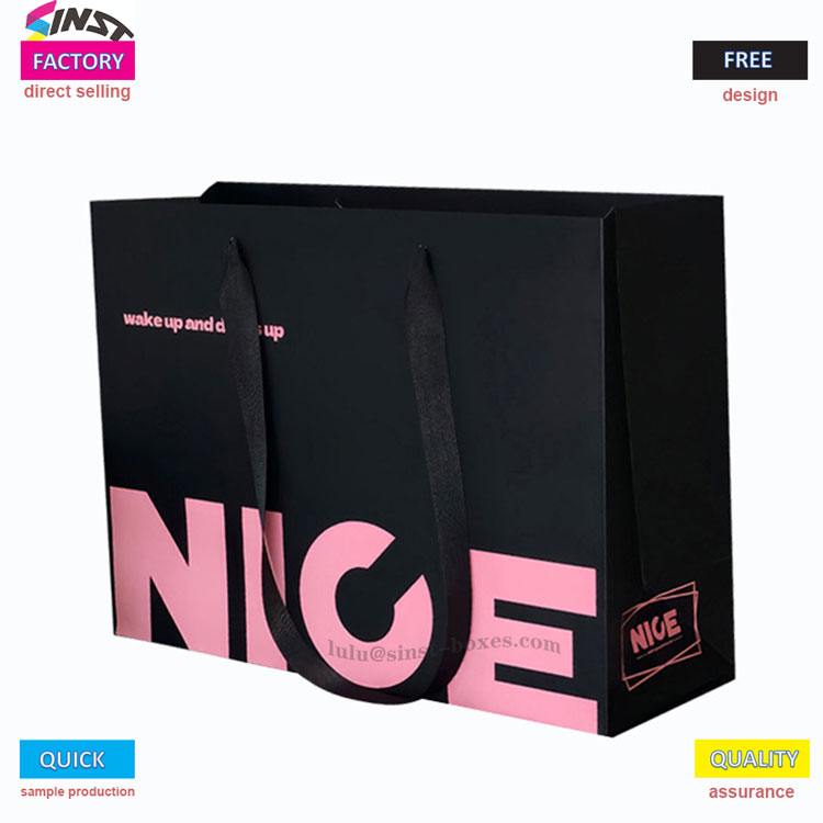 کپڑوں کے کاغذی تھیلے: ڈیزائن کے احساس کے ساتھ پیکیجنگ، خریداری کے تجربے کی نئی تعریف